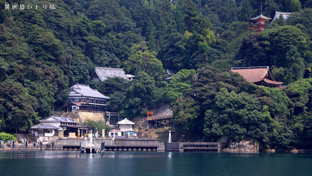 竹生島の宝厳寺｜琵琶湖に浮かぶ沈影の島
