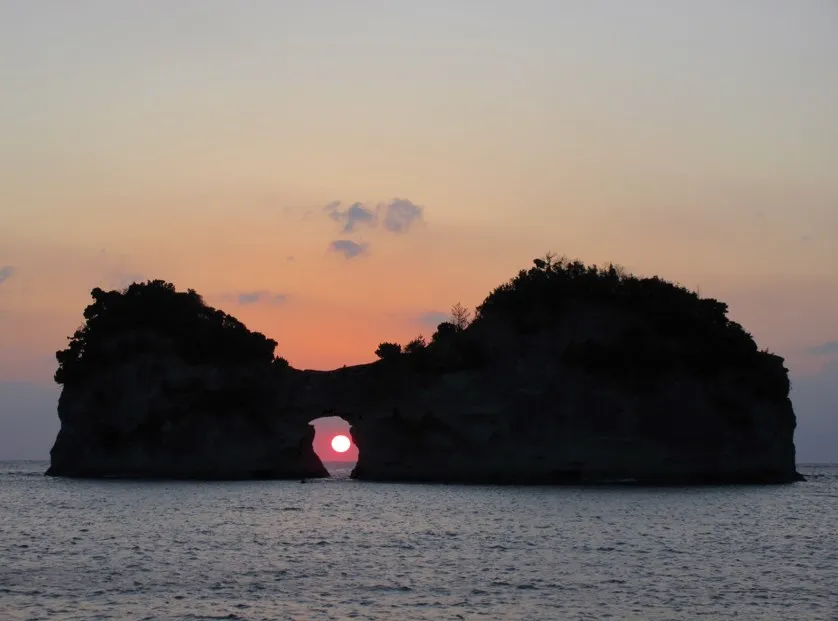 円月島:夕日の名所