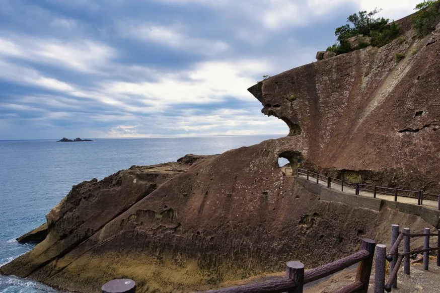 鬼ヶ城の断崖絶壁（三重県熊野市）