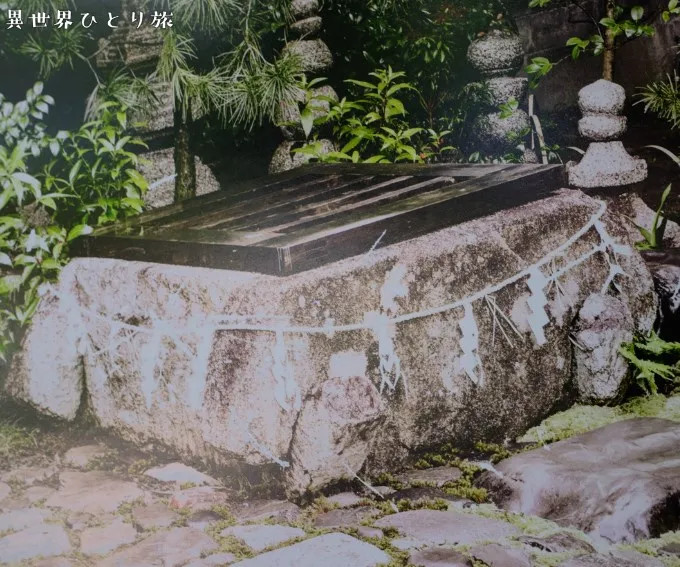 六道珍皇寺（ろくどうちんのうじ）｜本堂裏庭にある井戸（写真）