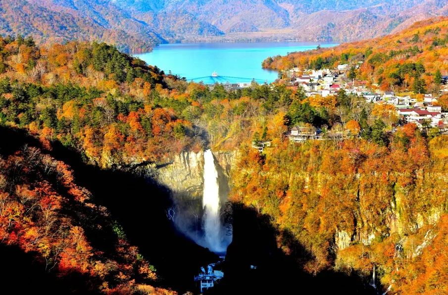紅葉の華厳（けごん）の滝｜栃木の観光スポット