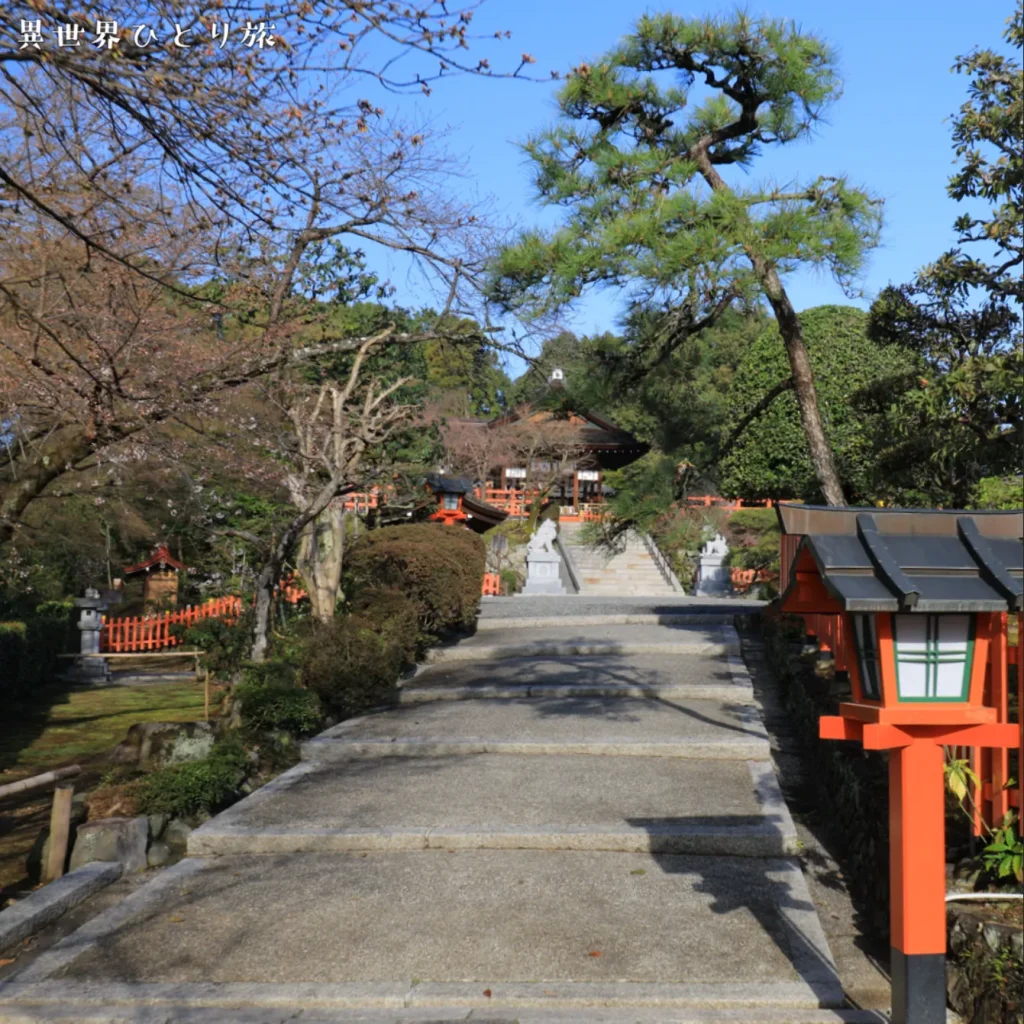 建勲神社と船岡山