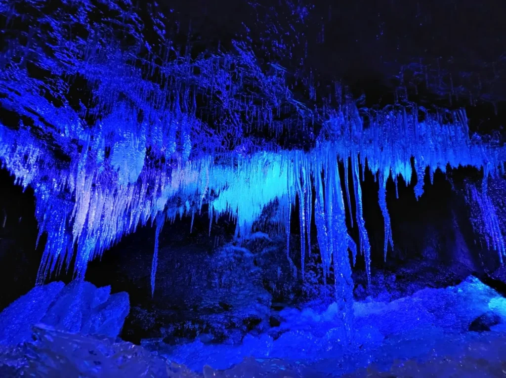 鳴沢氷穴（なるさわひょうけつ）｜山梨県の絶景