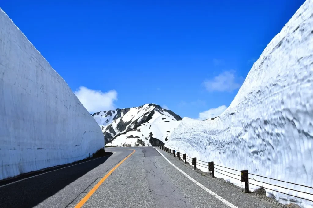 雪の大谷｜富山の絶景