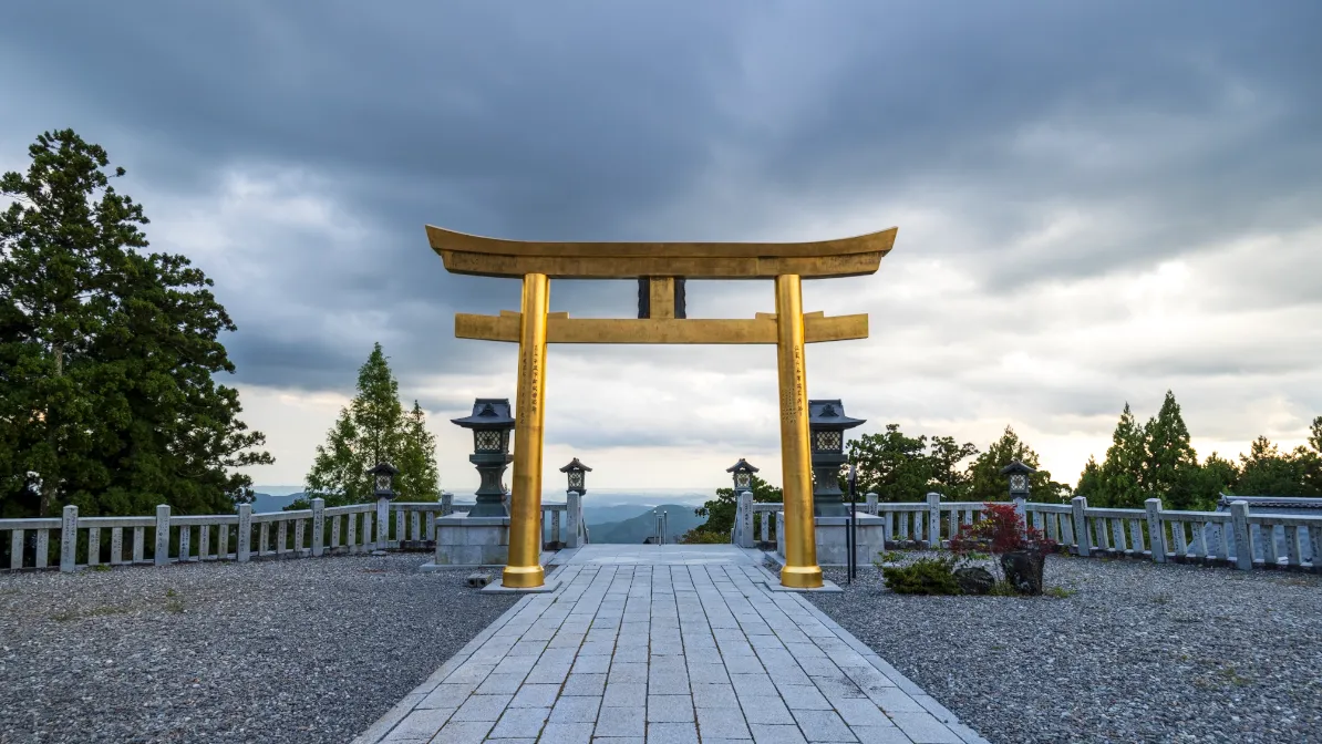 神秘の黄金の門をくぐる：秋葉山本宮秋葉神社、訪問ガイド（御朱印・アクセス情報含む）