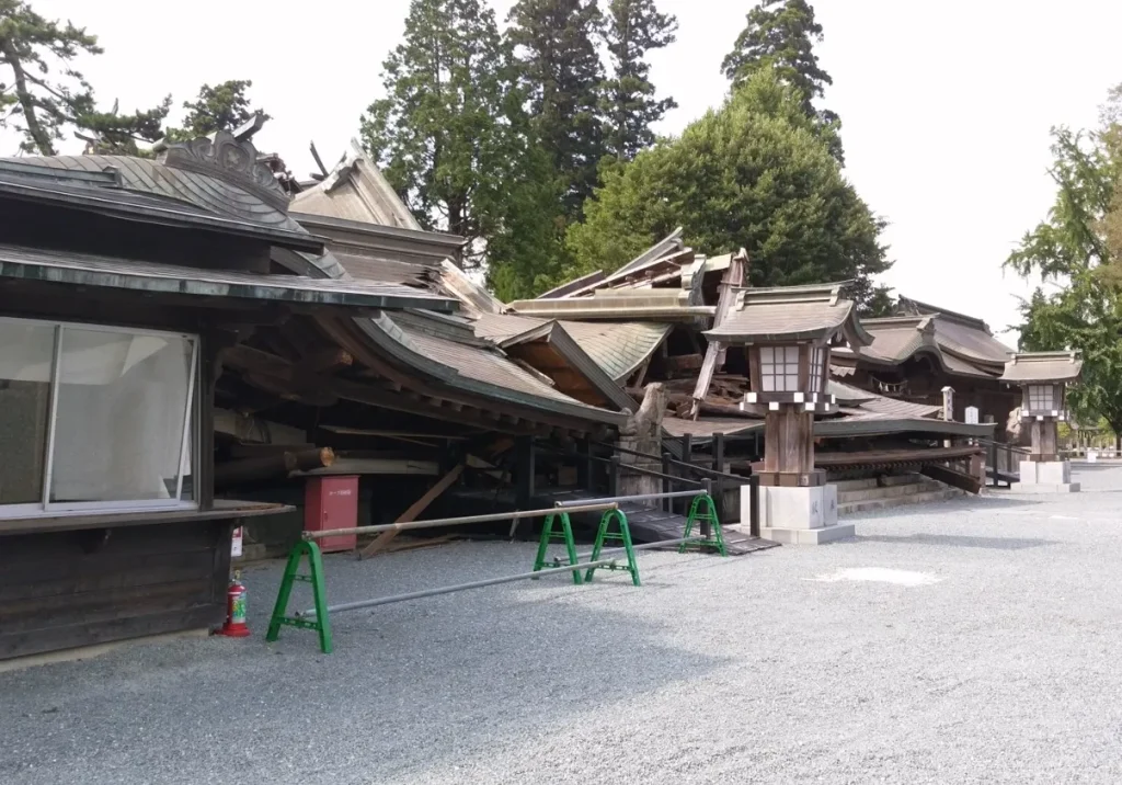 熊本地震により拝殿や楼門が被害