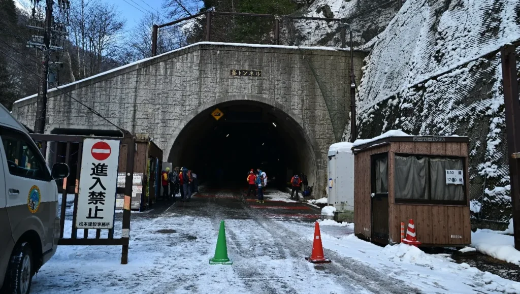中の湯売店/釜トンネル｜上高地の雪景色の写真
