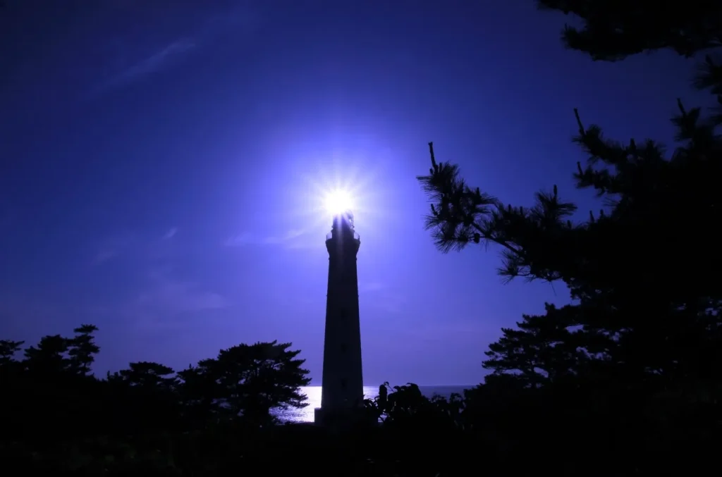 出雲日御碕灯台（いずもひのみさきとうだい）｜島根県の観光、絶景名所
